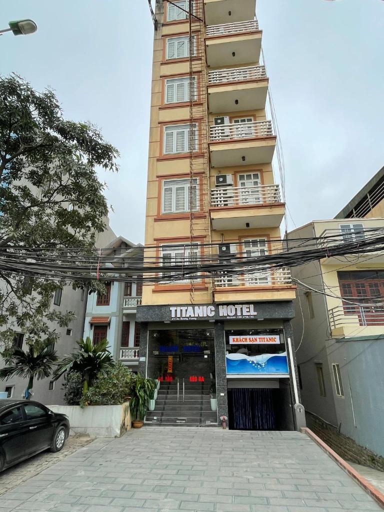 OYO 230 Titanic Hotel