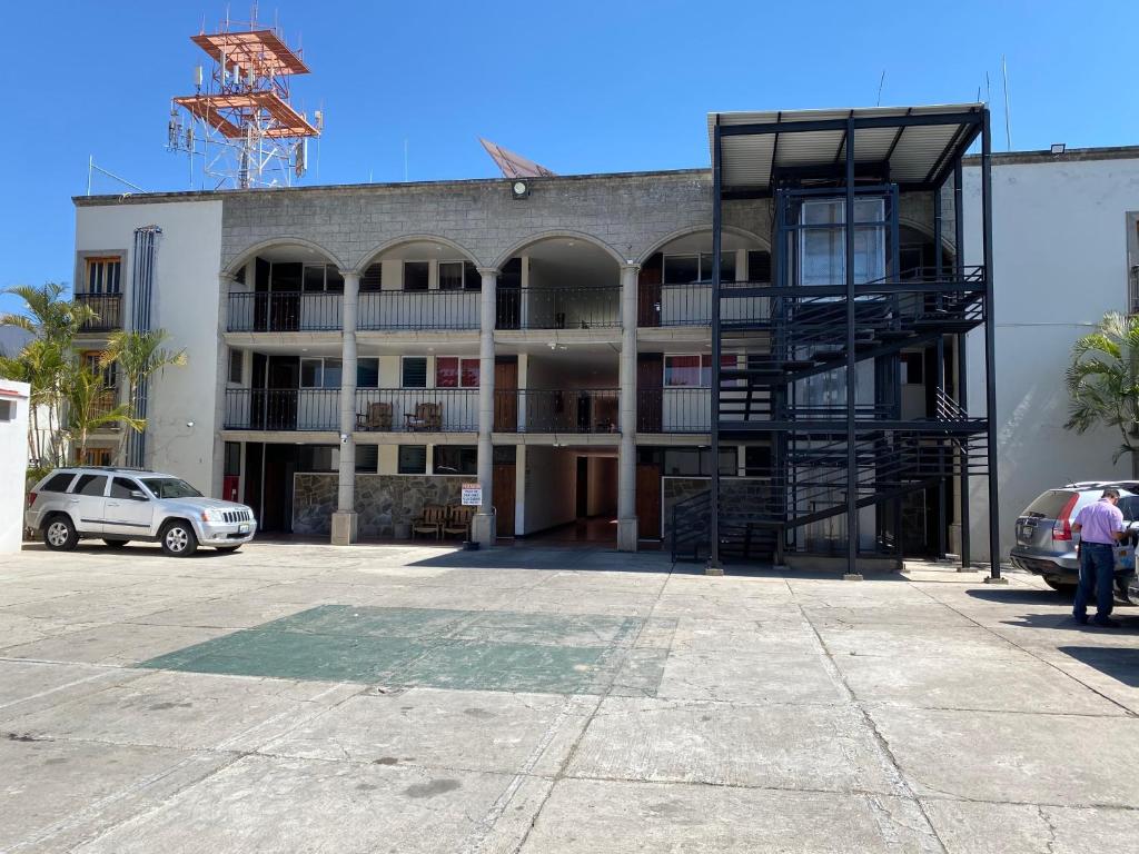 HOTEL FLAMINGOS DE CIUDAD GUZMAN photo 2