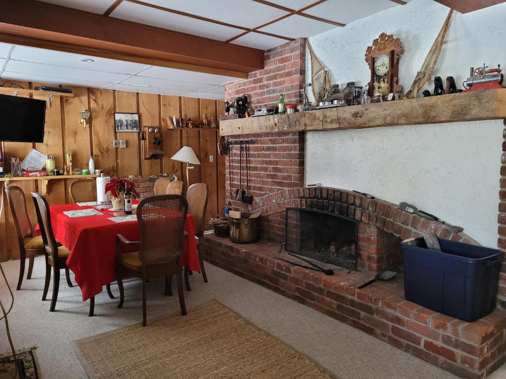 Whispering Pines Suite at The Bowering Lodge photo 2