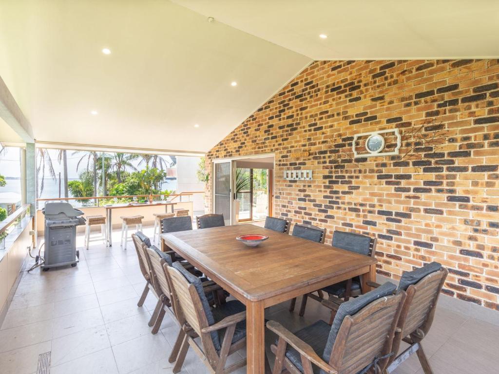 1 Soldiers Point Road fabulous home with water views photo 4