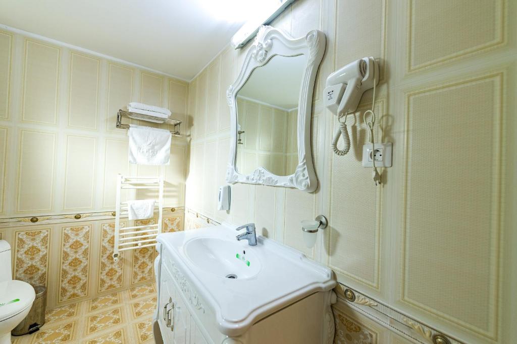 Hotel Helin Central - Tap to explore photos