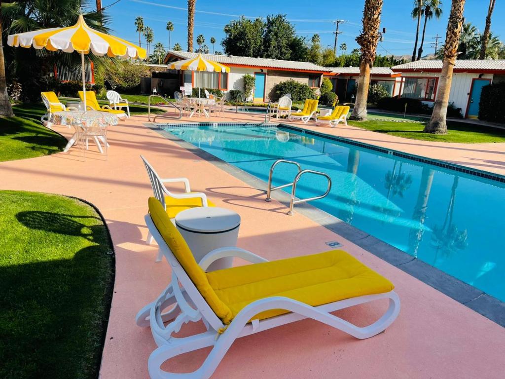 A PLACE IN THE SUN Hotel - ADULTS ONLY Big Units, Privacy Gardens & Heated Pool & Spa in 1 Acre Park Prime Location, PET Friendly, TOP Midcentury Modern Boutique Hotel photo 2