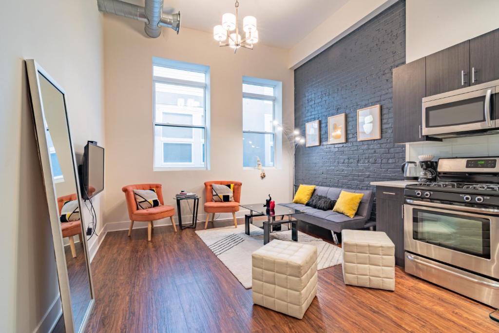 McCormick Place modern and cosy 420 friendly gem on Michigan avenue with optional parking for 6 guests image