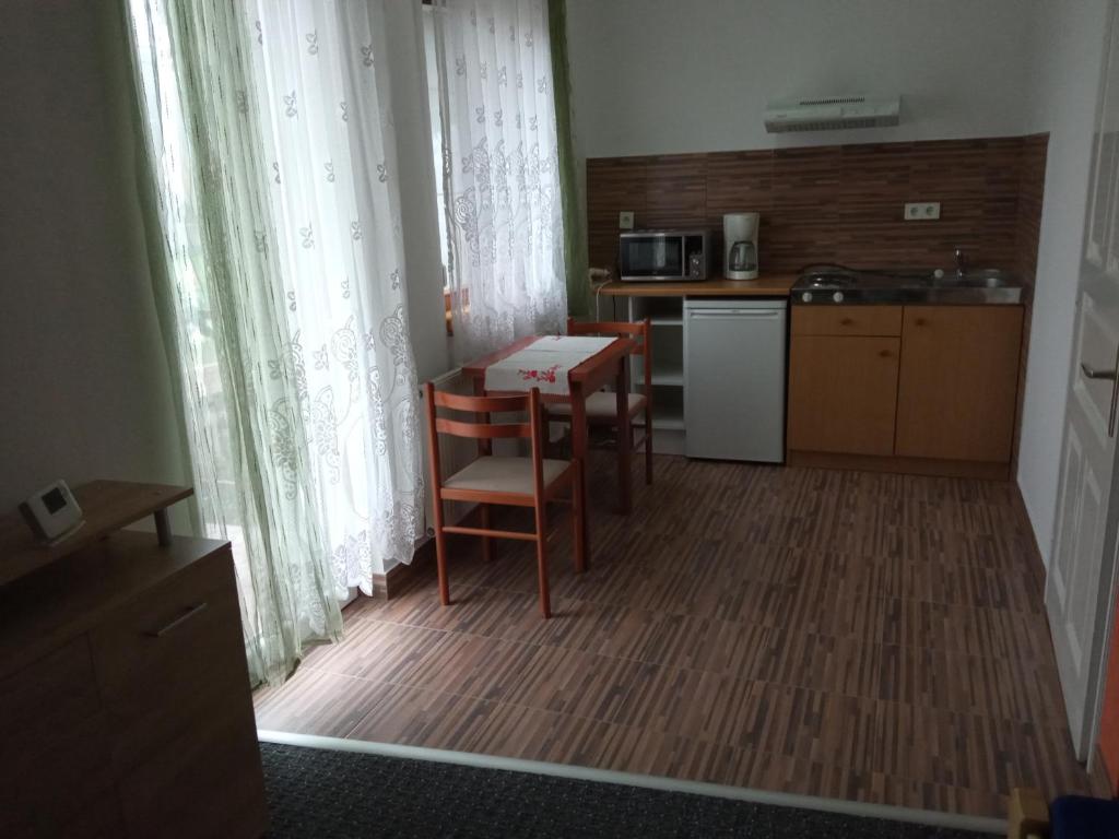Апартаменты (Апартаменты на первом этаже 1), Holiday Apartmanház with garden