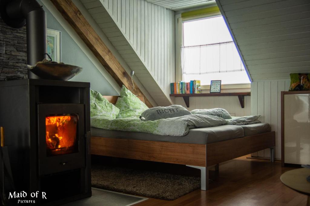 Studio - grosses Wohn-Schlafzimmer - Dachterrasse - Kamin - Küche - Hohes Venn - Monschau - Eifel - Hunde willkommen beim Hof Vierzehnender photo 3