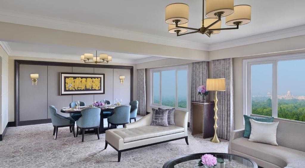 Сьюит (Luxury Suite with daily cocktail hours, butler service and two way airport transfers), The Taj Mahal Hotel New Delhi