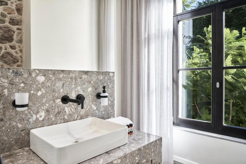 Сьюит (Улучшенный люкс в мансарде с балконом), NLH MONASTIRAKI - Neighborhood Lifestyle Hotels