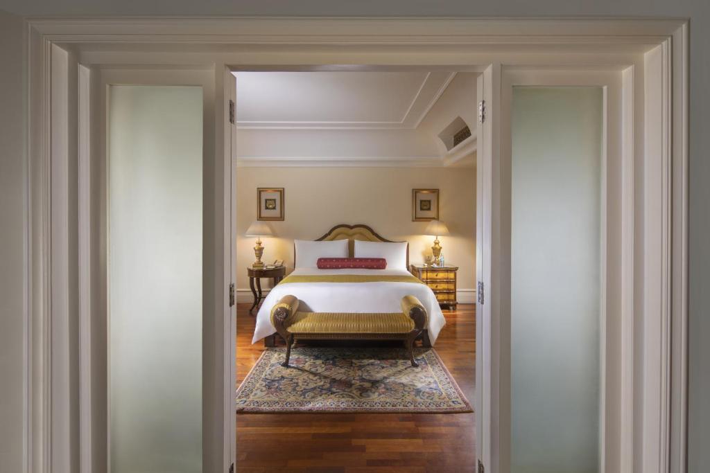 Сьюит (Executive suite : Get one free room! Chauffer driven BMW Airport Transfers and Sunset Cocktails!), The Leela Palace Bangalore