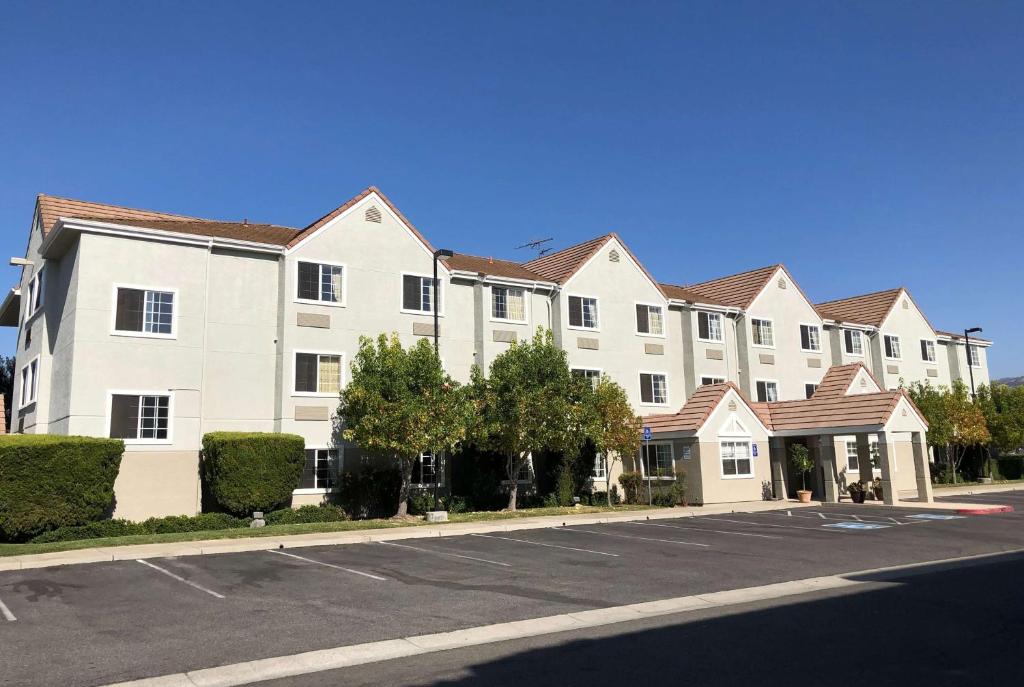 Microtel Inn & Suites by Wyndham Morgan Hill/San Jose Area image
