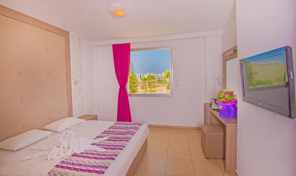 New Famagusta Hotel & Suites photo 2