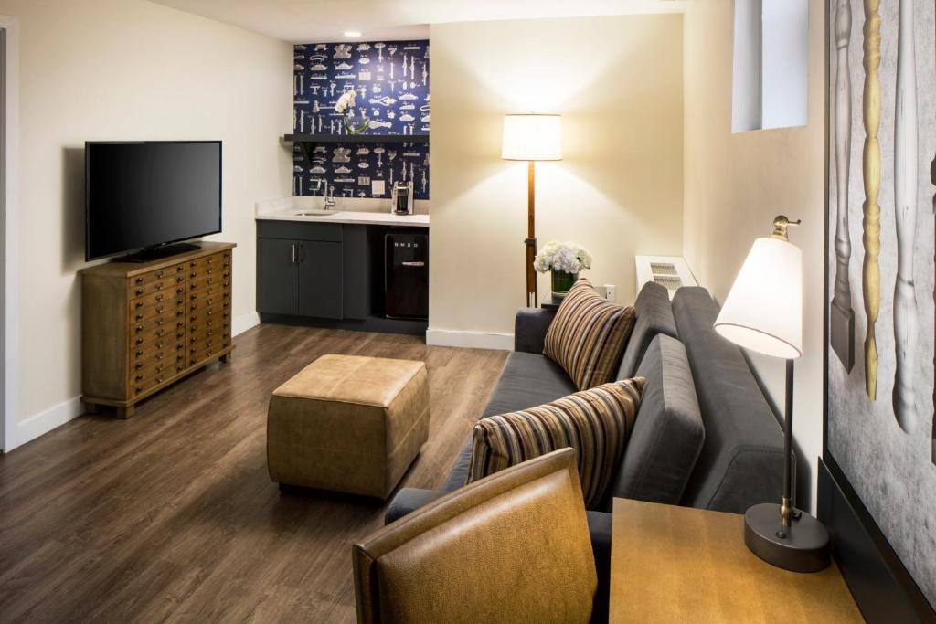 Hotel Indigo Boston Garden, an IHG Hotel photo 2
