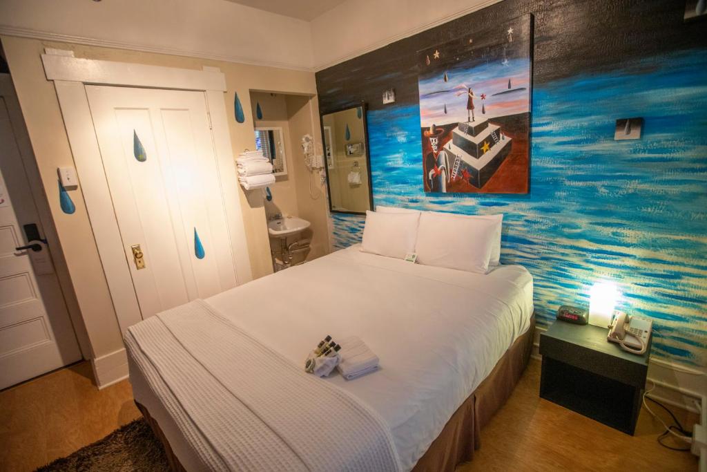 Hotel des Arts Room Type - Queen Room with Shared Bathroom