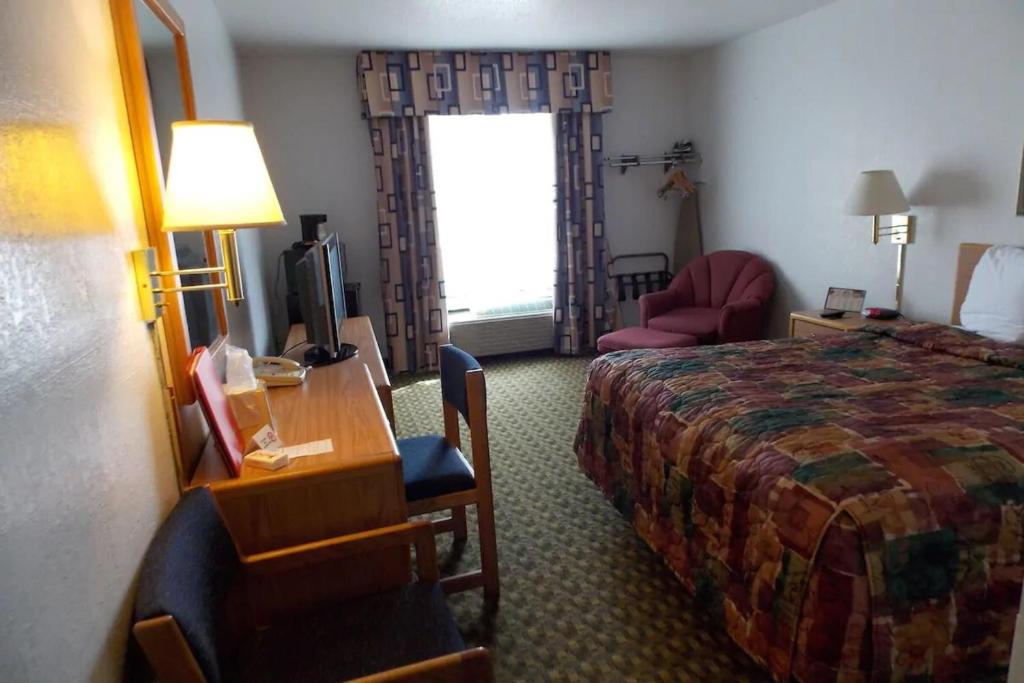 Norwood Inn and Suites - Roseville photo 4