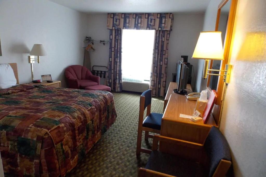 Norwood Inn and Suites - Roseville photo 2