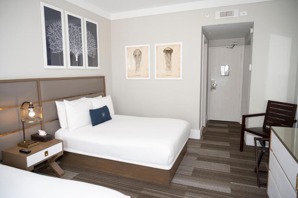 Двухместный (Улучшенный номер с кроватью размера «king-size»), San Juan Hotel Miami Beach