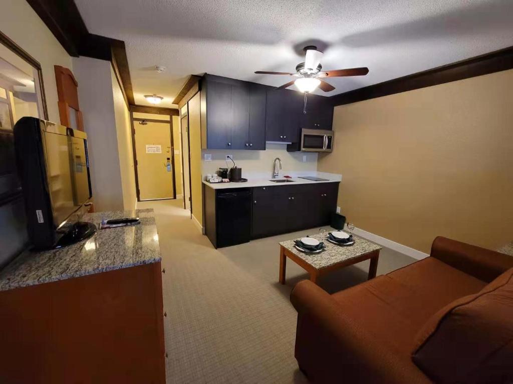 Abercorn Hotel, Trademark Collection by Wyndham Room Type - One-Bedroom Queen Suite - Non-Smoking