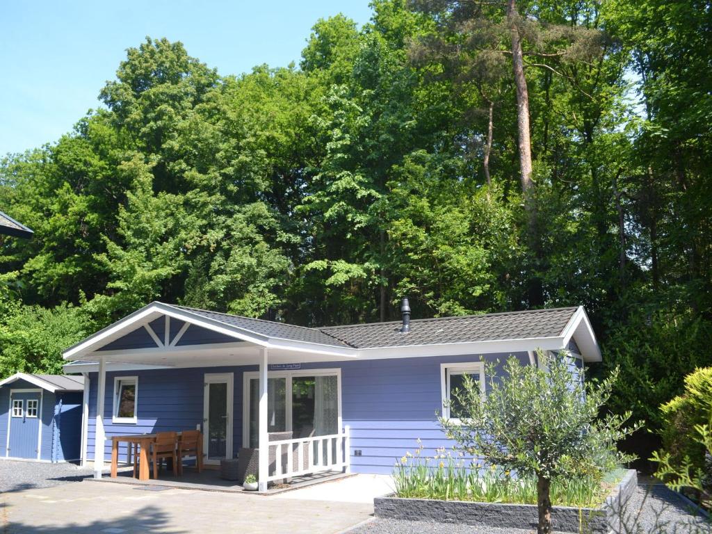 Lovely chalet with covered terrace in a holiday park on the edge of the forest photo 2