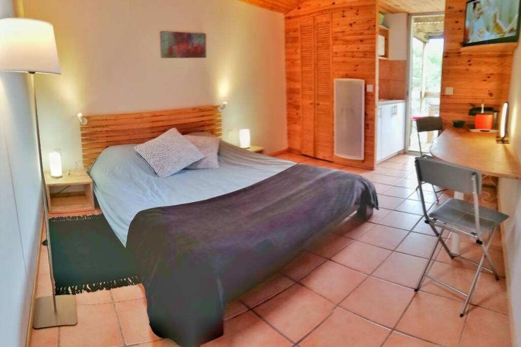 Studio 22 m2, terrasse vue lac, dans propriété face au Lac du Salagou photo 2