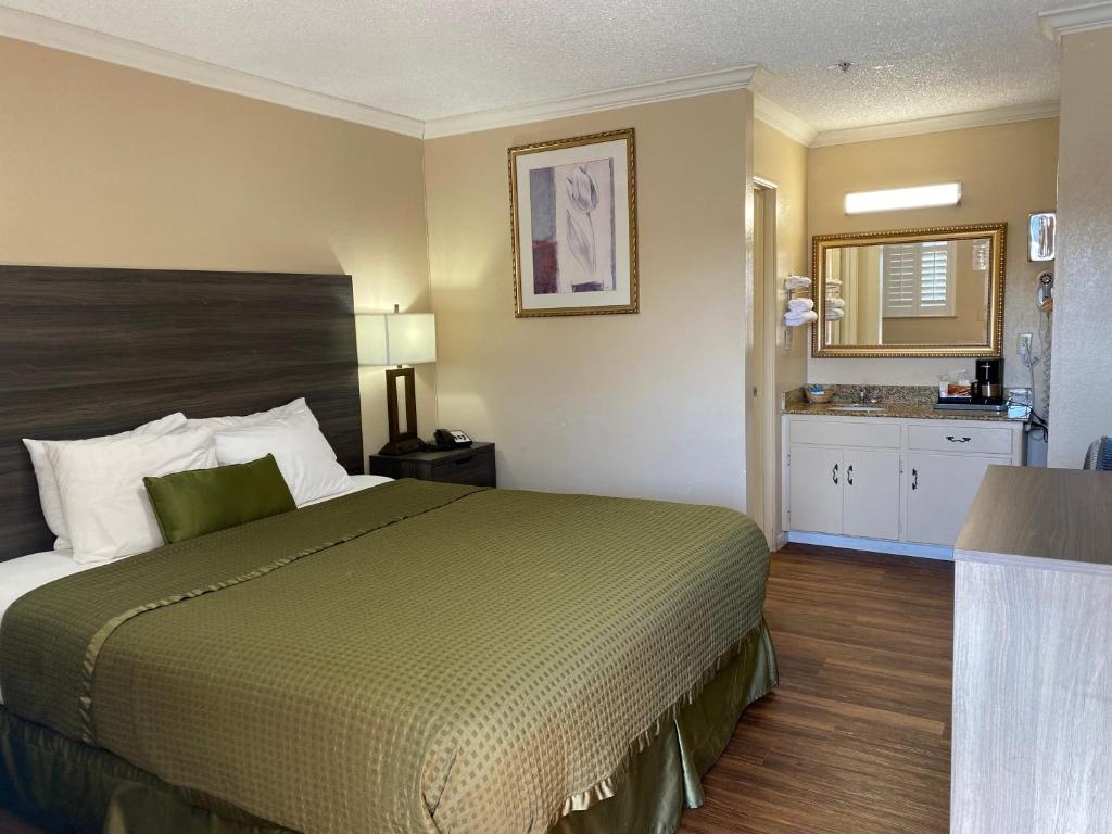 Holland Inn & Suites photo 1