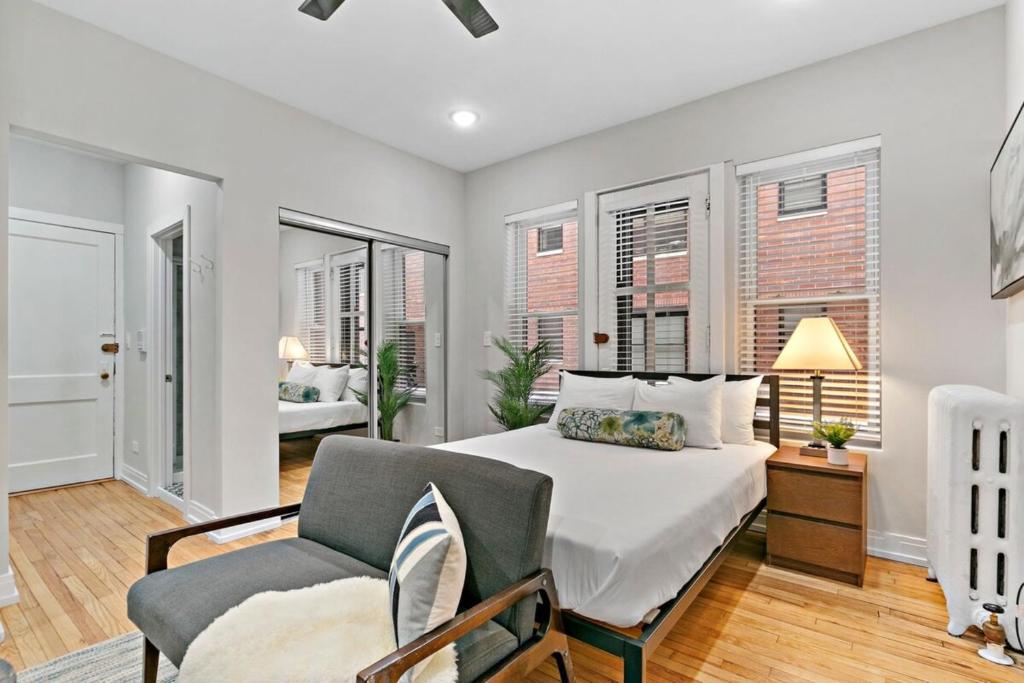 Remodeled Studio Apartment in East Lakeview - Barry S1 photo 1
