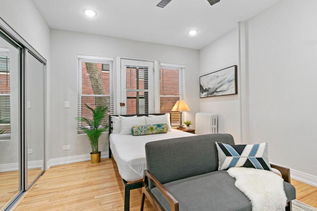 Remodeled Studio Apartment in East Lakeview - Barry S1 photo 2