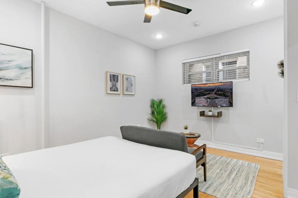Remodeled Studio Apartment in East Lakeview - Barry S1 photo 4