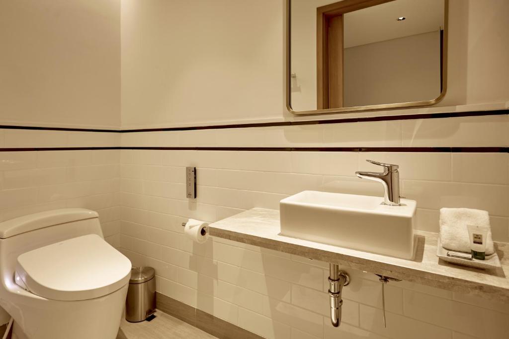 Сьюит (Junior Suite with California King Bed), Отель The Montien