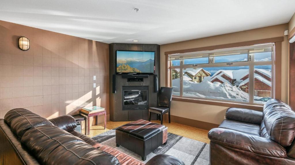 Raven's Nest - Luxury Pet Friendly Condo with Private Hot Tub & Mountain Views photo 2