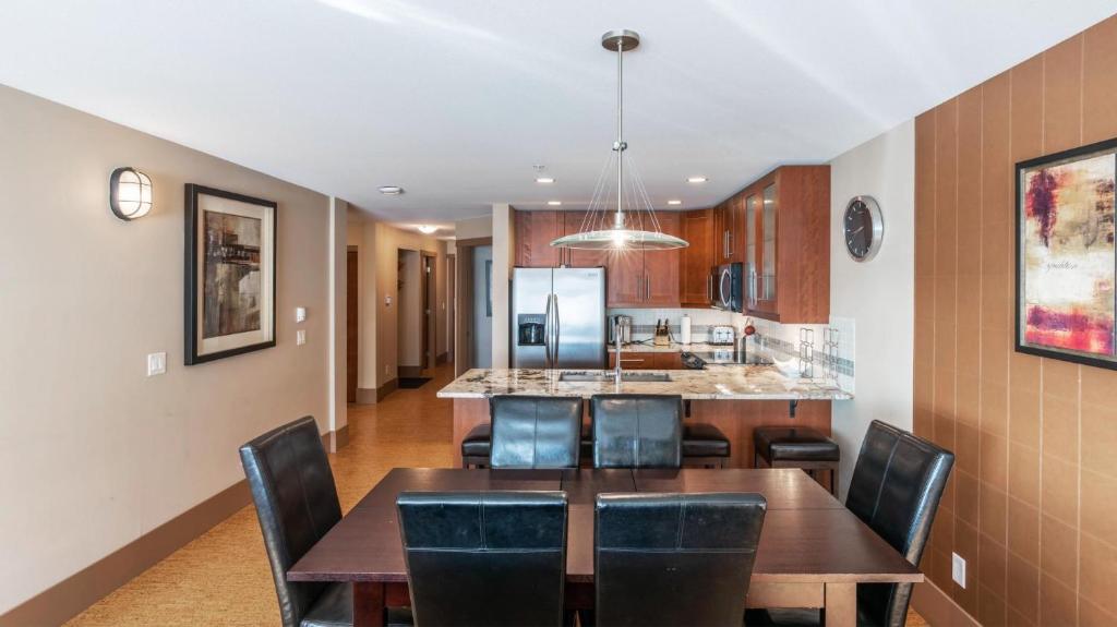 Raven's Nest - Luxury Pet Friendly Condo with Private Hot Tub & Mountain Views photo 3