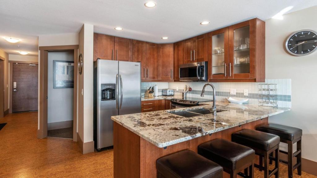 Raven's Nest - Luxury Pet Friendly Condo with Private Hot Tub & Mountain Views photo 4