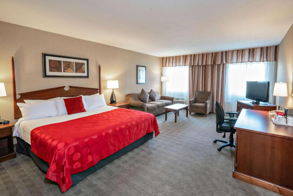 Ramada by Wyndham Kelowna Hotel & Conference Center photo 2