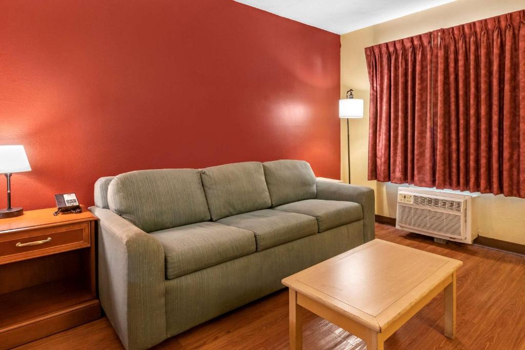 Econo Lodge Inn & Suites Maingate Central photo 4