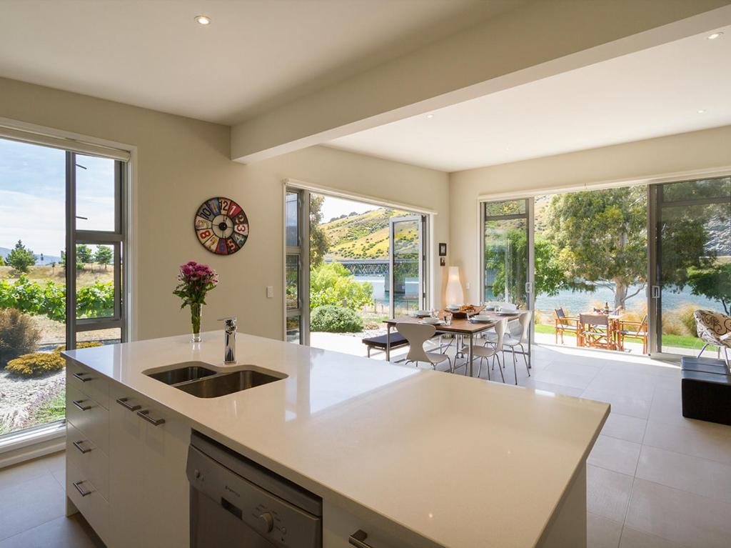 Sunhaven Lakeside - Cromwell Holiday Home photo 4