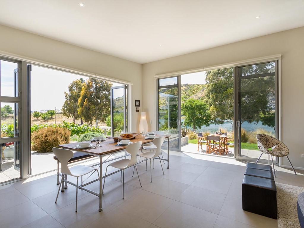 Sunhaven Lakeside - Cromwell Holiday Home photo 3