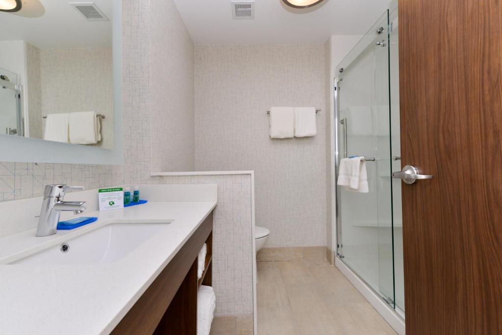 Holiday Inn Express & Suites - Ogallala - Tap to explore photos