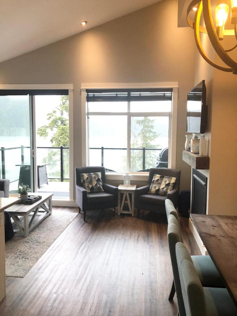 Sandy Feet Retreat Port Renfrew- Oceanfront 2BR modern cottage photo 2