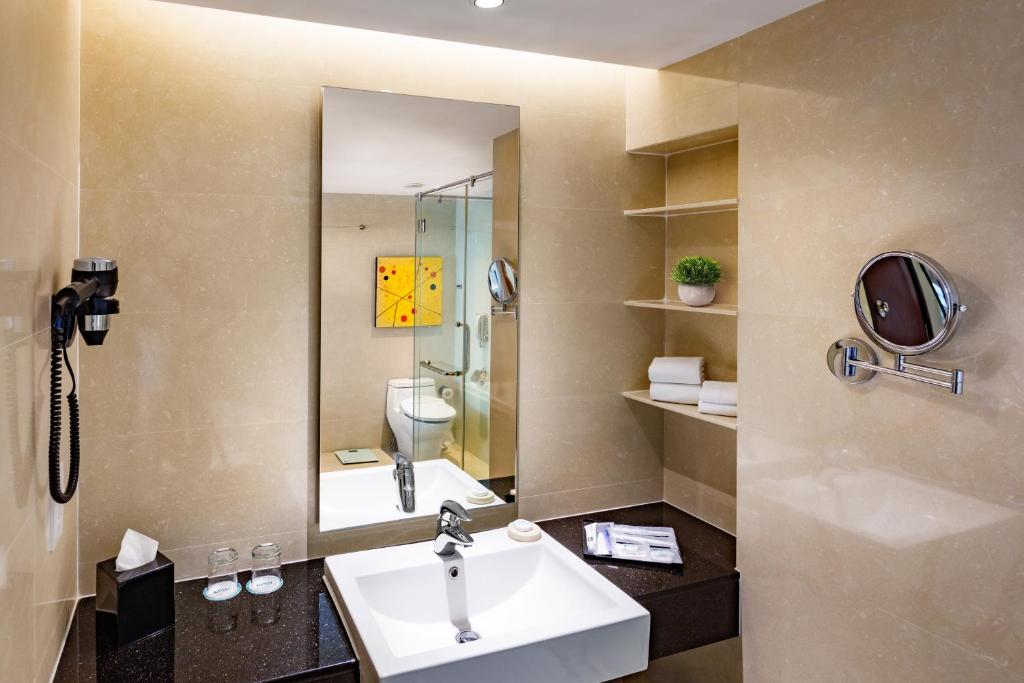 Eastin Hotel Penang - Tap to explore photos
