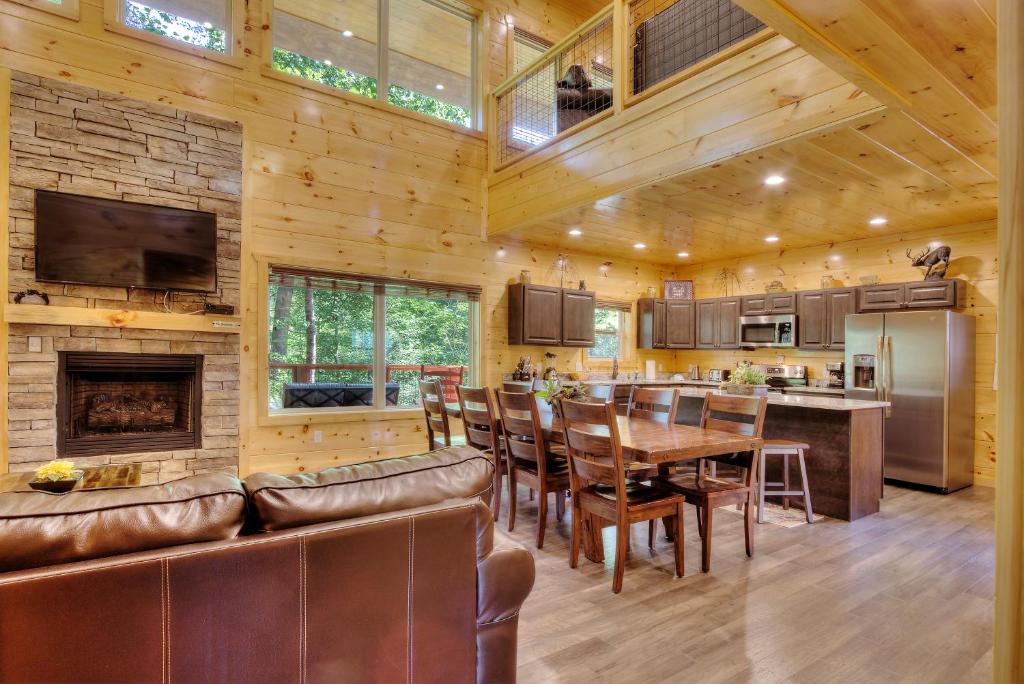 Luxury 5bed/6ba Cabin: Theater, Pool Room, Hottub! image