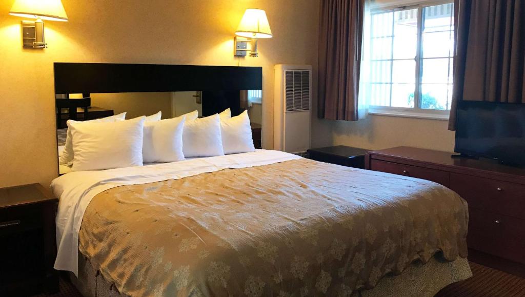 Pacific Heights Inn image