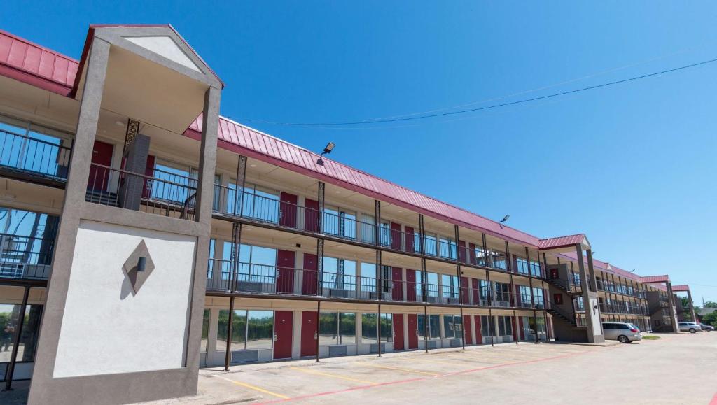 Magnuson Extended Stay and Suites Airport Hotel image