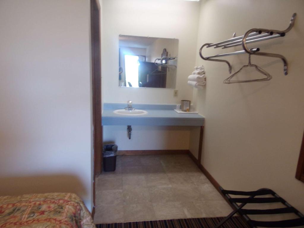 Huggy Bear Motel - Warren photo 4