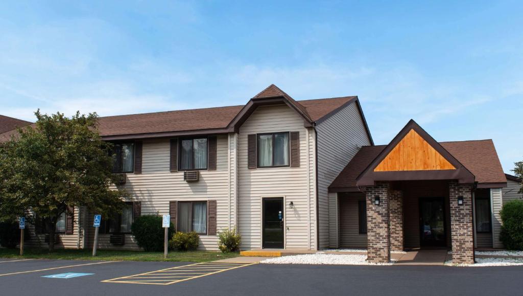 Magnuson Country Inn Ishpeming image