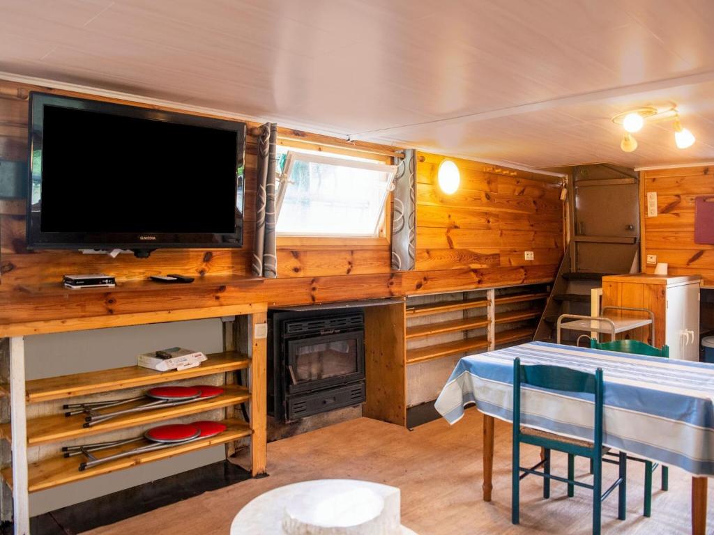Comfy Houseboat in Florennes next to the Forest photo 2