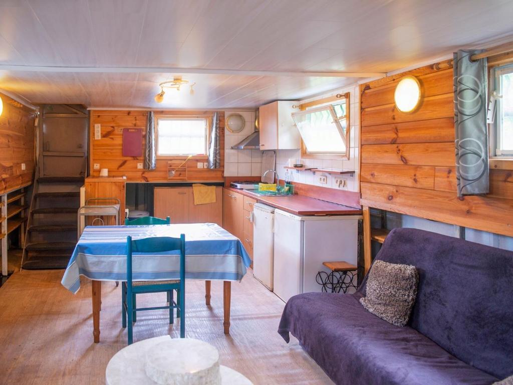 Comfy Houseboat in Florennes next to the Forest photo 3