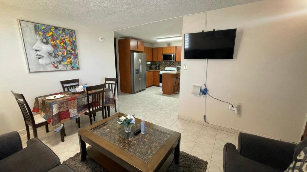 Beautiful 2BR Apt with FREE Parking & Laundry photo 2