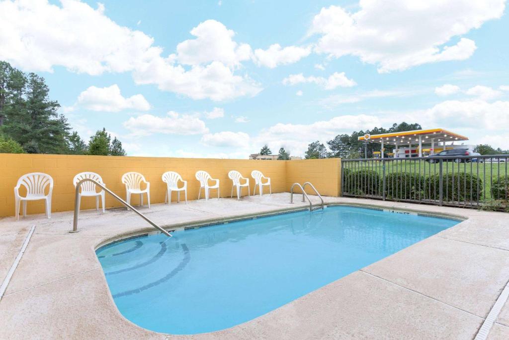 Super 8 by Wyndham Orangeburg Near I-26 photo 1