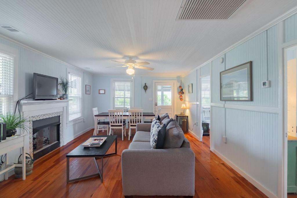 306 E Arctic Ave. photo 1