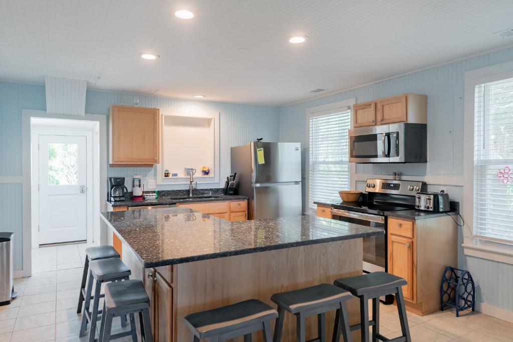 306 E Arctic Ave. photo 4