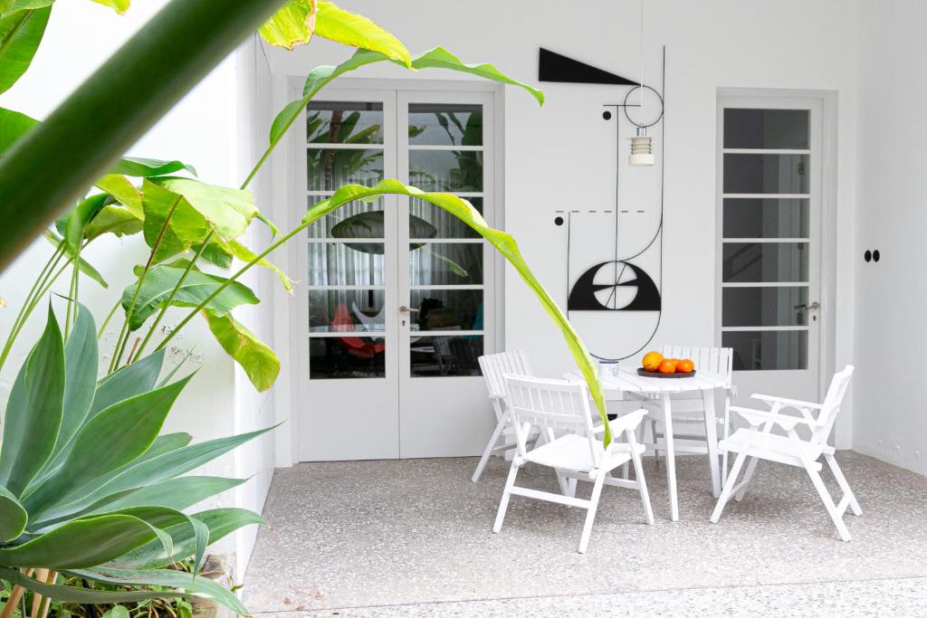 Luxury modernist design townhouse with garden photo 4