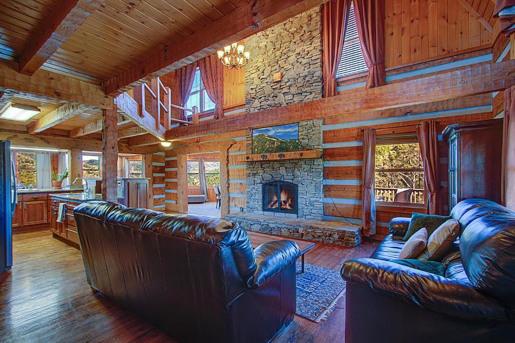 Stunning Cabin: 7 Acres, 360 Views, 20min to Park! image